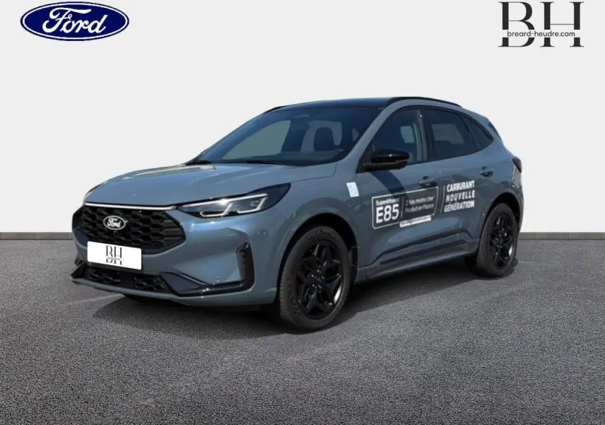 Vue 3/4 avant d'un Ford Kuga bleu métallisé avec jantes noires et marquages E85 sur la porte côté droit.