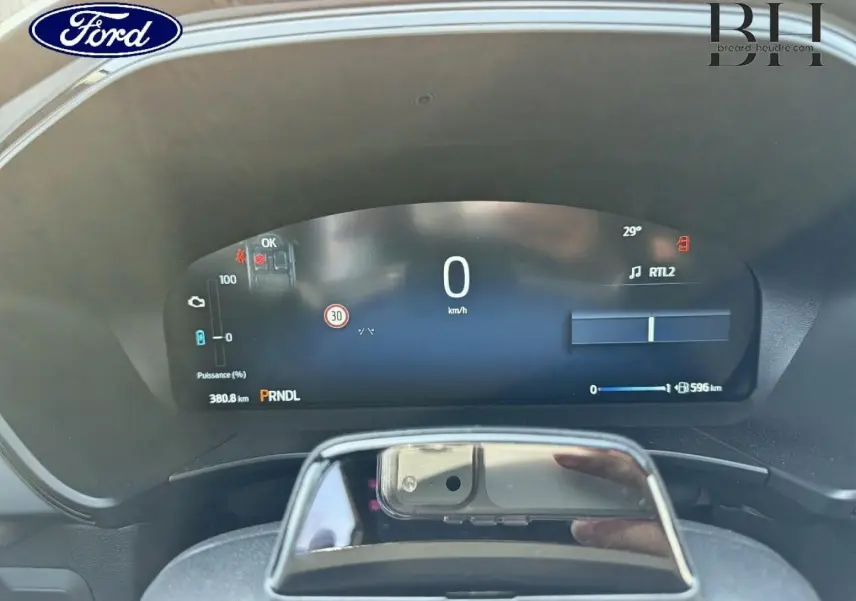 Vue rapprochée du tableau de bord numérique du Ford Kuga 2026 affichant la vitesse et les informations de conduite.