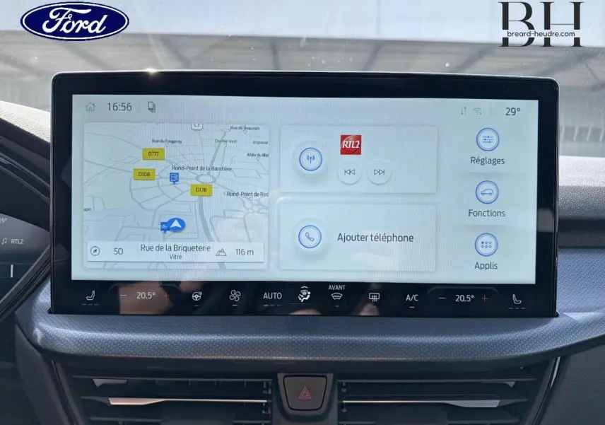 Écran tactile central du Ford Kuga bleu 2026 montrant GPS et commandes multimédia dans l'habitacle.