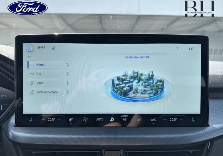 Écran tactile central du Ford Kuga 2026 affichant les modes de conduite avec interface moderne et commandes climatisation.