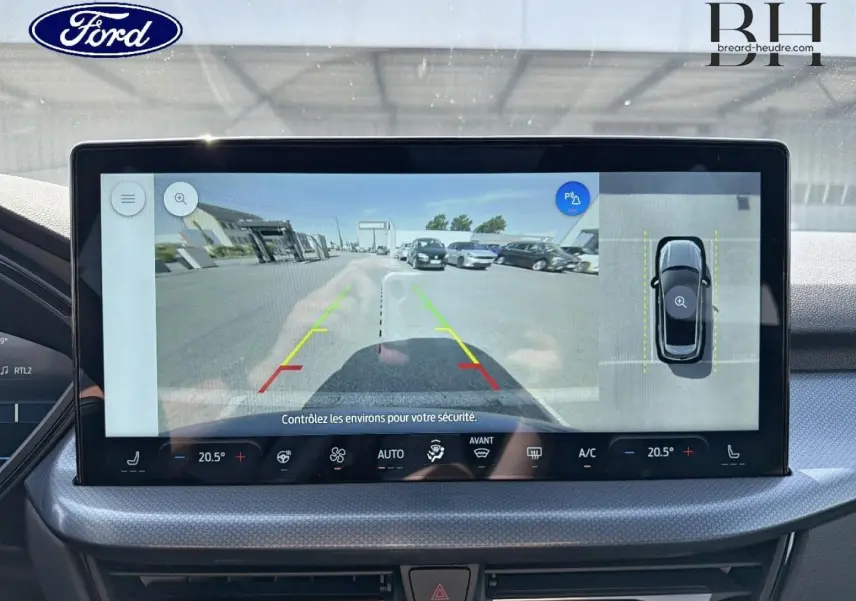 Écran tactile intérieur du Ford Kuga 2026 montrant la caméra de recul et la vue panoramique 360° du véhicule.