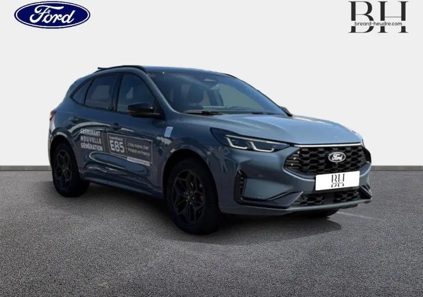 Ford Kuga bleu 3/4 avant droit avec toit panoramique et jantes noires, sur fond neutre.