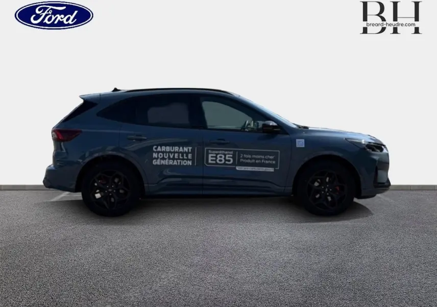 Ford Kuga bleu Vapor métallisé vu de profil droit avec marquage publicitaire E85 sur la porte.