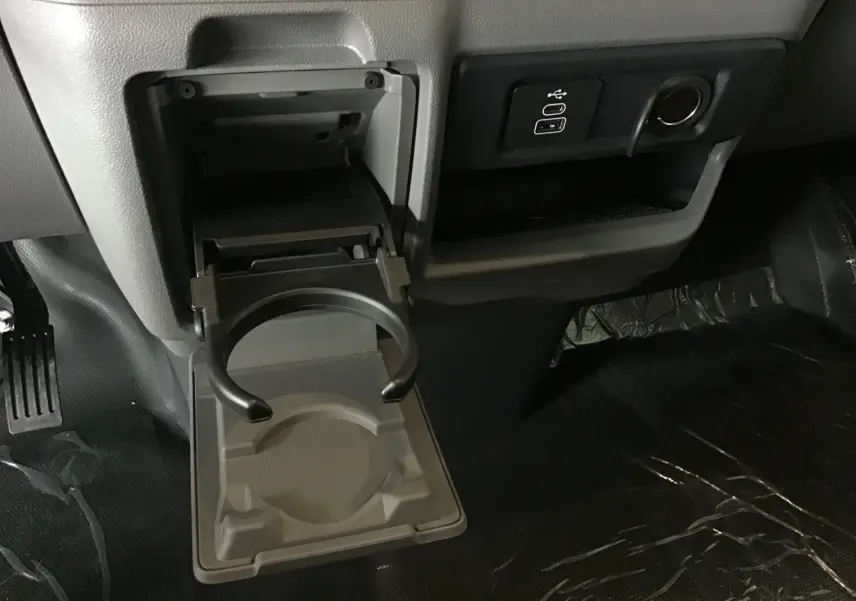 Porte-gobelet déployé côté passager dans l'habitacle gris anthracite du Volkswagen Transporter T7 2025.