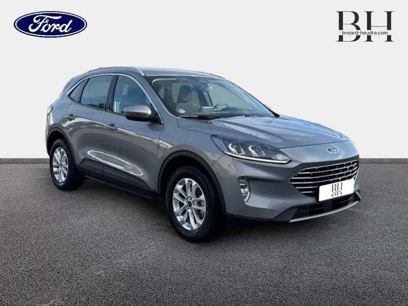 Vue 3/4 avant d'un Ford Kuga 2023 gris Solar métallisé avec calandre horizontale et jantes alu.