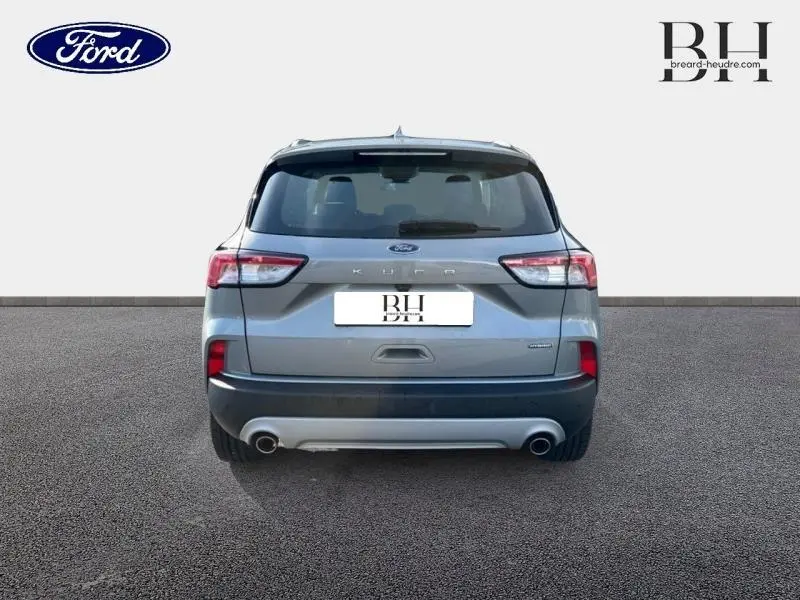 Vue arrière d'un Ford Kuga 2023 gris Solar Métallisé avec double sortie d'échappement et feux LED distinctifs.