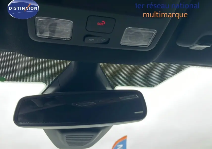 Vue intérieure centrée sur le rétroviseur intérieur et la console de plafonnier du Ford Puma gris Magnetic Metal 2024.