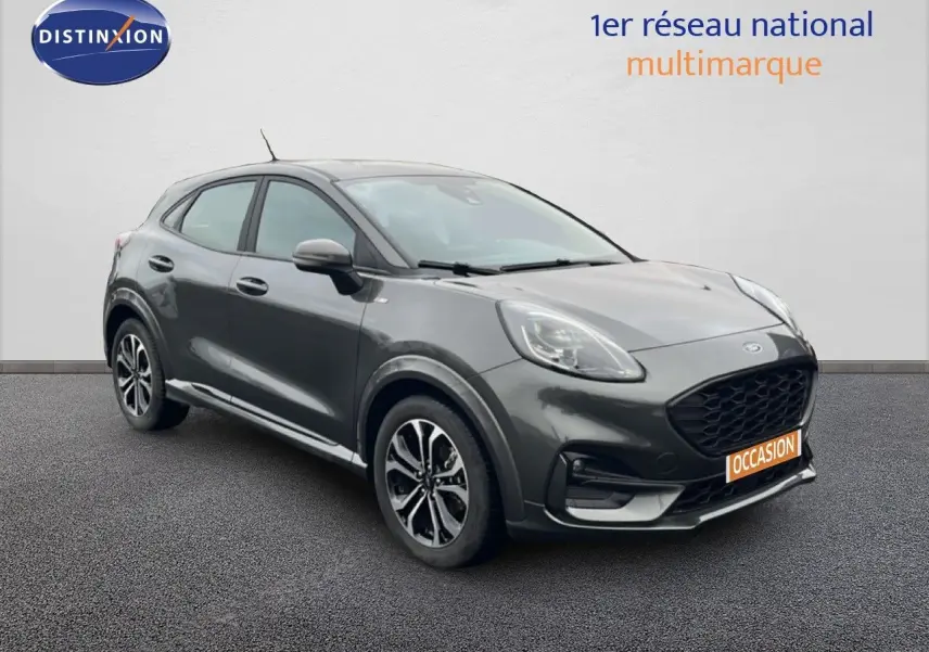 Ford Puma 1.0 EcoBoost Hybrid gris magnetic metal en 3/4 avant droit, avec jantes alliage bicolores et calandre noire.
