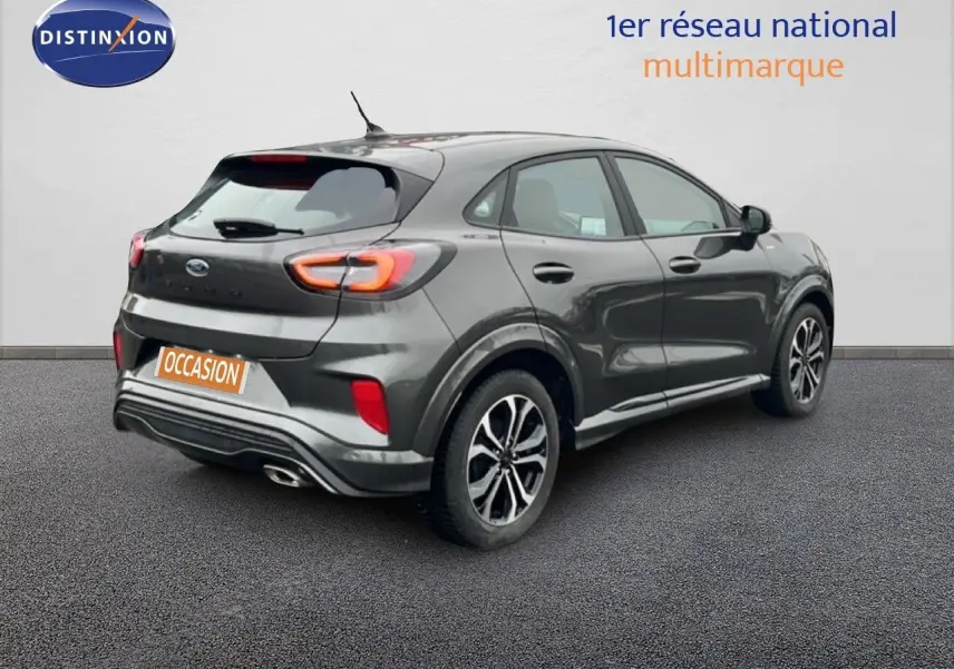 Ford Puma gris magnetic metal en 3/4 arrière droit, mettant en valeur ses feux LED et ses jantes bi-ton.