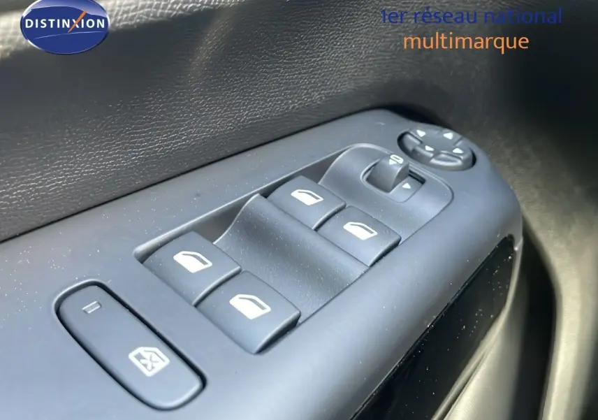 Gros plan sur les commandes des vitres électriques côté gauche d’un Citroën C5 Aircross 2025 bleu Eclipse Metal.