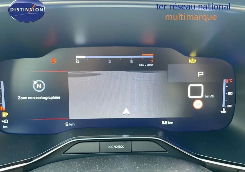 Tableau de bord numérique du Citroën C5 Aircross 2025, affichant la navigation et les indicateurs de vitesse et température.