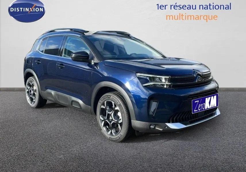 Citroën C5 Aircross bleu Eclipse métal en 3/4 avant droit, avec jantes bi-ton et protections noires.