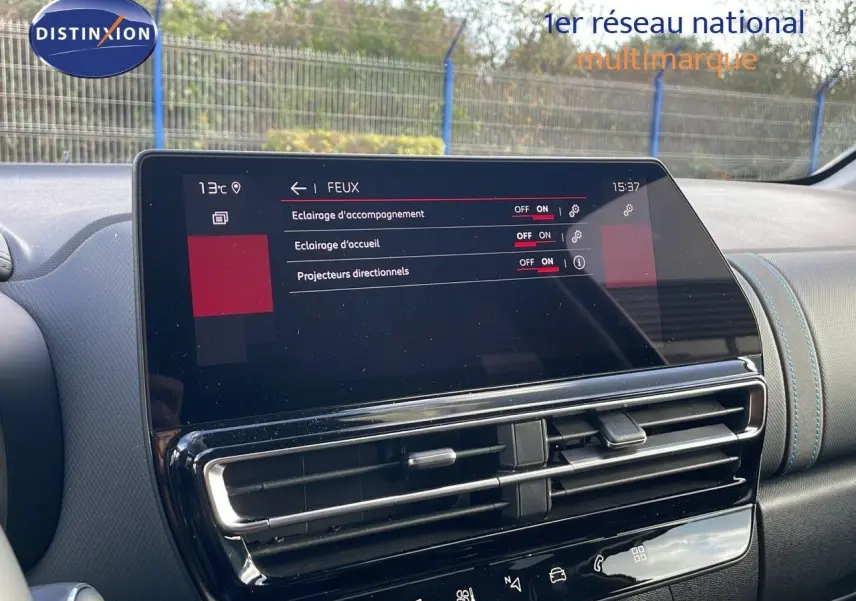 Écran tactile central du tableau de bord du Citroën C5 Aircross 2025, affichant les réglages des feux.