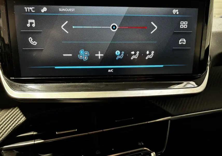 Écran tactile central affichant les commandes de climatisation du Peugeot 208 gris clair PureTech 100 S&S Active 2024