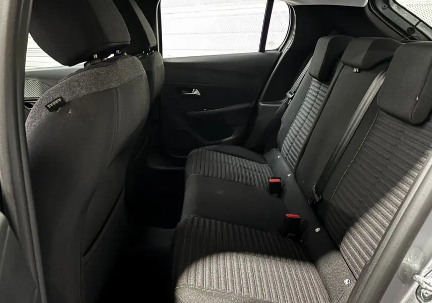 Vue côté gauche de la banquette arrière noire et grise du Peugeot 208 PureTech 100 S&S Active 2024.