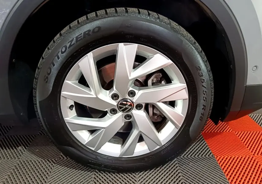 Gros plan sur la jante alliage argentée et pneu Pirelli Sottozero du Volkswagen Tiguan gris foncé, côté droit.
