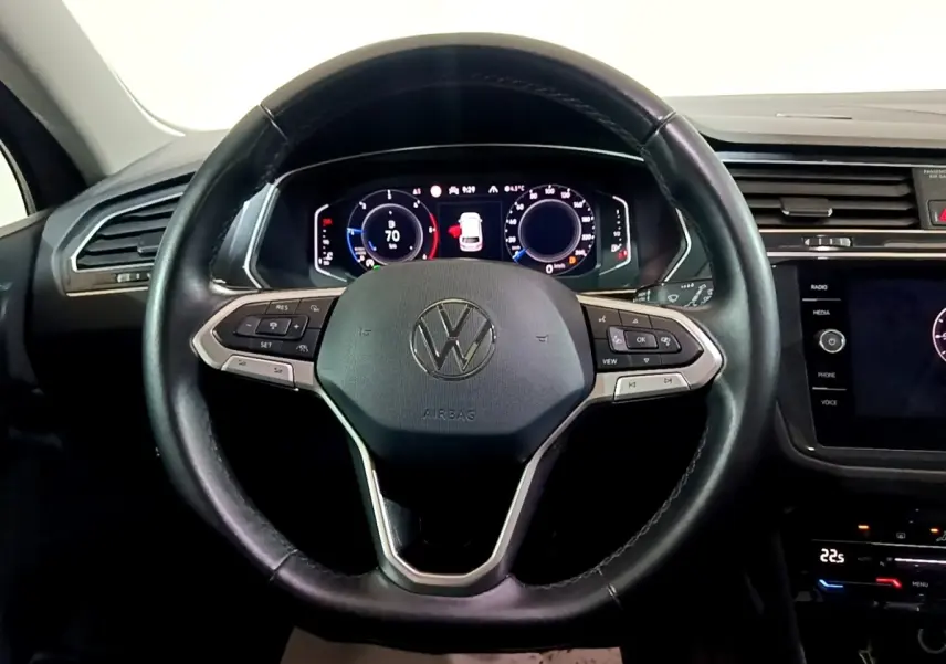 Volant cuir noir de Volkswagen Tiguan 2021 avec tableau de bord numérique et commandes multifonctions visibles