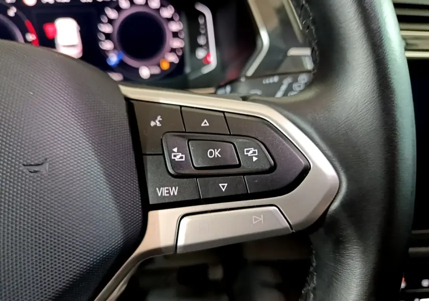 Gros plan sur les commandes multifonctions à droite du volant cuir noir du Volkswagen Tiguan 2021 Elegance.