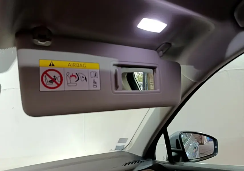 Détail du pare-soleil côté conducteur avec miroir intégré dans l'habitacle gris clair du Volkswagen Tiguan 2021.