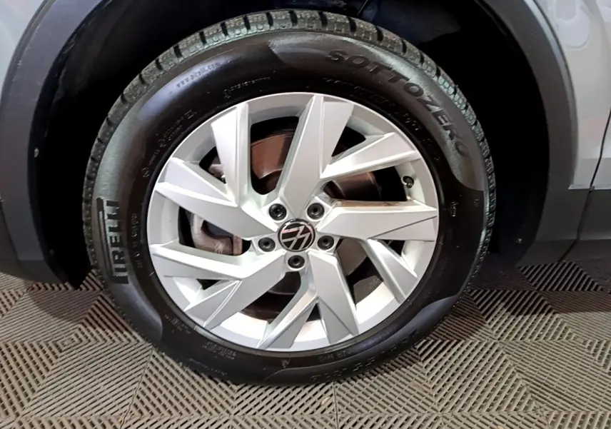 Gros plan sur la roue avant droite du Volkswagen Tiguan gris foncé avec jante alliage et pneu Pirelli Sottozero.