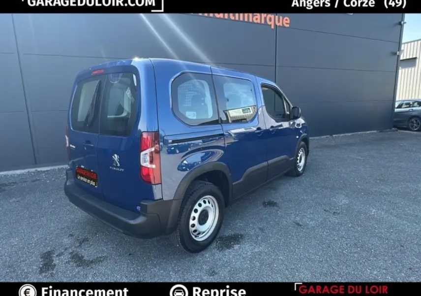Vue 3/4 arrière droite d’un Peugeot Rifter bleu 2024 version Allure avec jantes acier et vitres latérales.