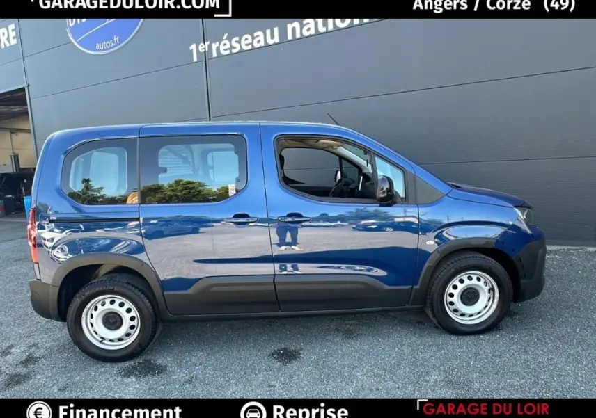 Profil côté gauche du Peugeot Rifter bleu 2024 avec jantes acier et finition noire sur bas de caisse.