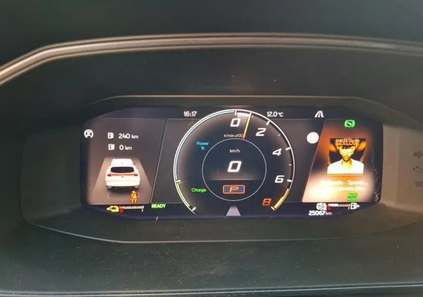 Tableau de bord numérique du CUPRA Formentor gris foncé 1.4 e-HYBRID, affichant vitesse à zéro et autonomie de 240 km.