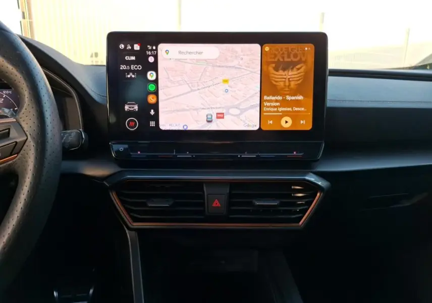 Vue intérieure du tableau de bord de la CUPRA Formentor 1.4 e-HYBRID 2023 avec écran tactile affichant navigation et musique.