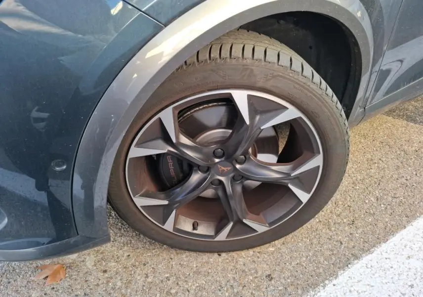 Gros plan sur la roue avant gauche gris foncé d’un CUPRA Formentor 1.4 e-HYBRID 245 avec jante alliage distinctive.