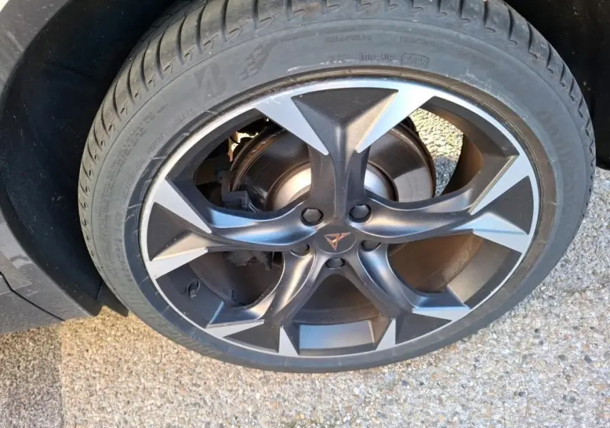 Gros plan sur la jante alliage gris foncé à cinq branches du CUPRA Formentor 1.4 e-HYBRID 245 DSG 2023.