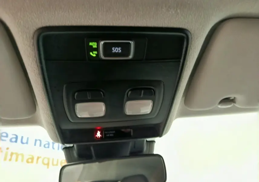 Vue intérieure du plafond avant de la Renault Clio blanc, avec bouton SOS et éclairages de lecture intégrés.