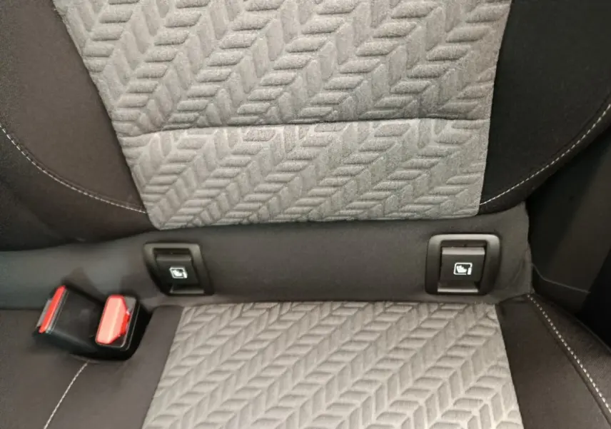 Gros plan sur la banquette arrière grise et noire de la Renault Clio Evolution TCe 100 GPL avec fixations Isofix visibles.