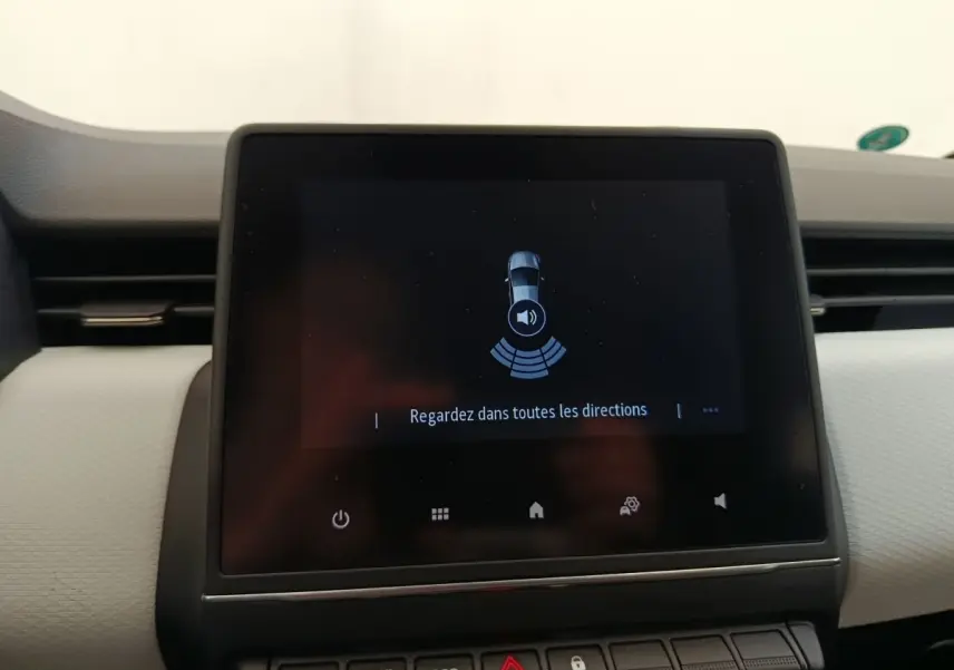 Écran tactile central de la Renault Clio Evolution TCe 100 GPL 2023, affichant l'aide au stationnement.