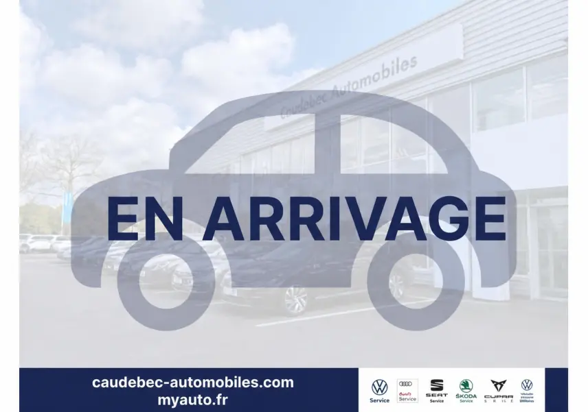 Vue 3/4 avant d’un Volkswagen Taigo gris avec toit noir et jantes alliage 18 pouces, stationné devant un bâtiment.