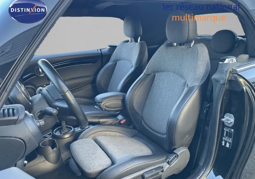 Intérieur de la MINI Cabriolet F57 2023 noir, vue côté gauche sur les sièges avant en tissu gris et cuir noir.