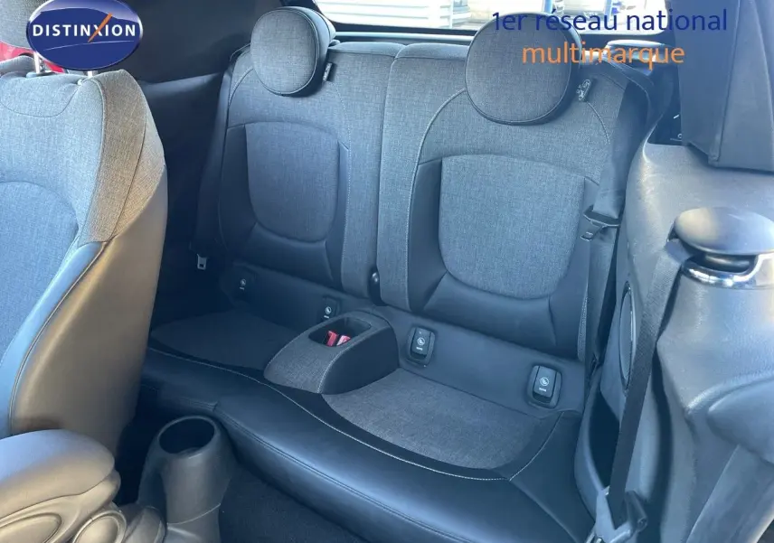 Vue intérieure arrière montrant les sièges arrière gris tissu et cuir d'une MINI Cabriolet F57 noire 2023.
