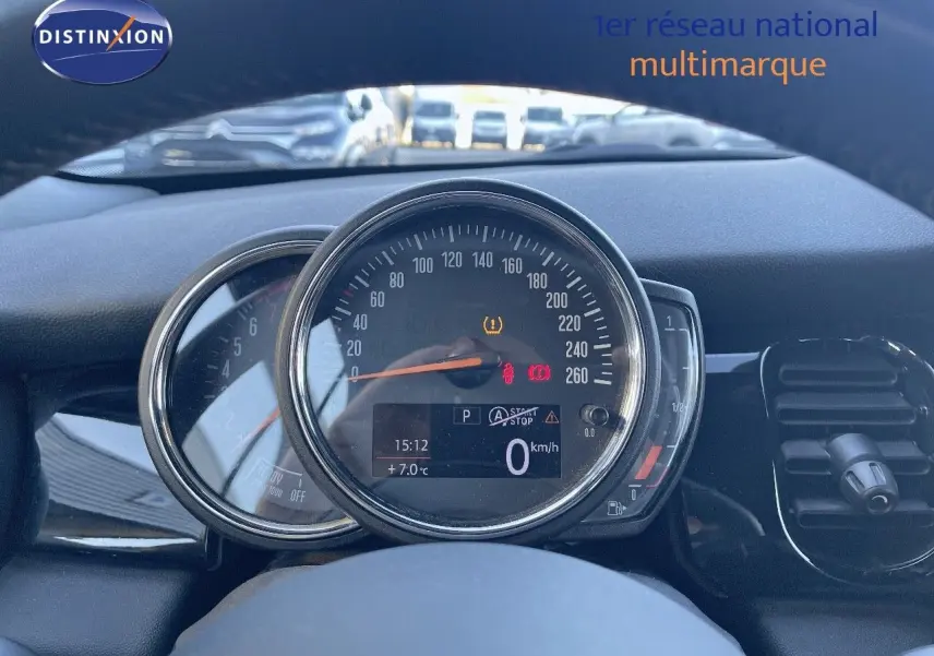 Tableau de bord de MINI Cabriolet F57 noir, vue centrée sur le compteur de vitesse et jauge carburant.