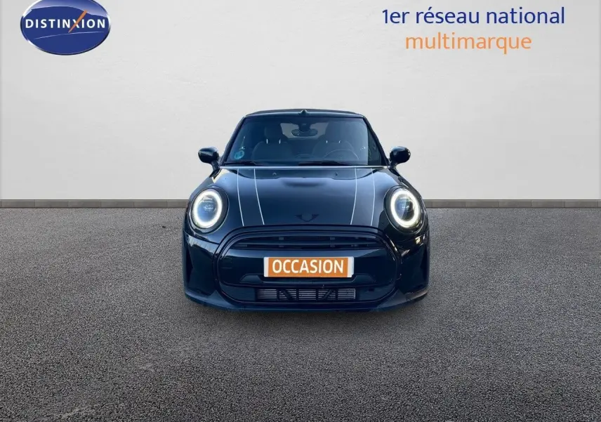 Vue frontale d'une MINI Cabriolet F57 noire Midnight Metal avec phares LED allumés et plaques "OCCASION" visible.