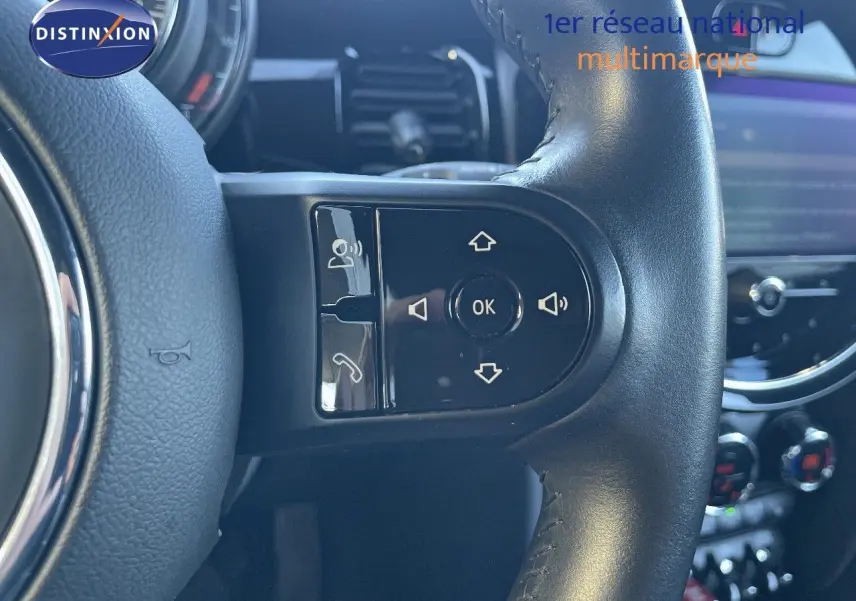 Gros plan sur les commandes au volant en cuir noir du MINI Cabriolet F57 2023, avec tableau de bord en arrière-plan.