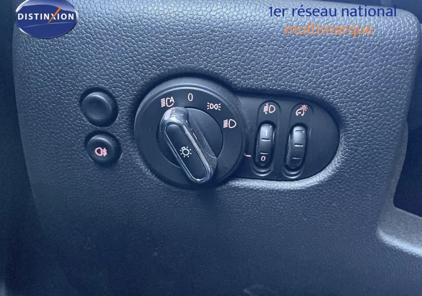 Gros plan sur les commandes d’éclairage intérieures du MINI Cabriolet F57 noir Midnight Metal, avec interrupteurs et réglages visibles.