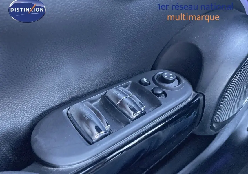 Gros plan sur les commandes des vitres électriques côté gauche d'une MINI Cabriolet F57 noire 2023.