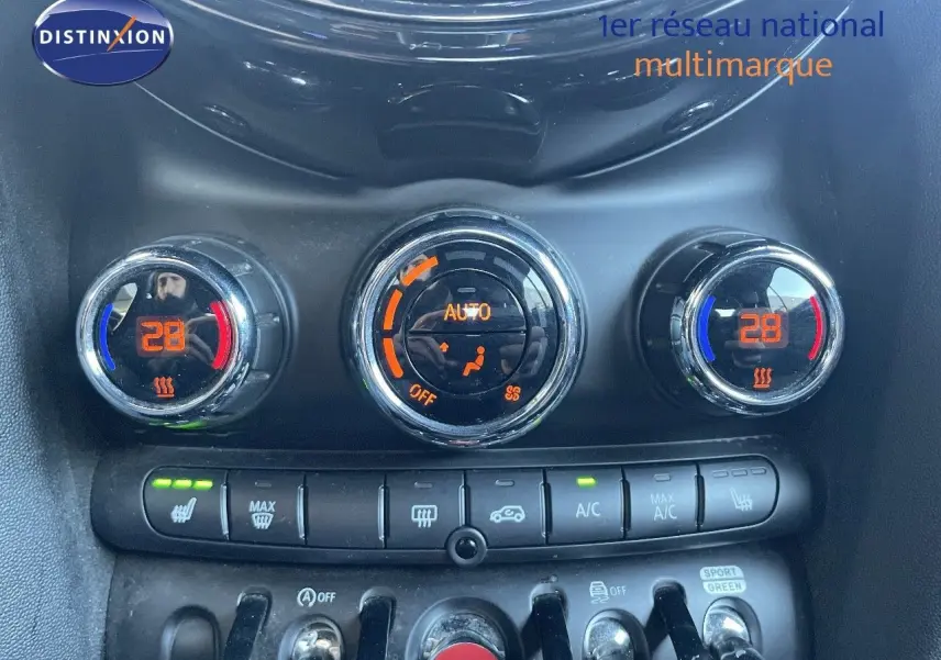 Gros plan sur la commande de climatisation digitale affichant 28°C avec réglages chauffants sur MINI Cabriolet noir 2023.