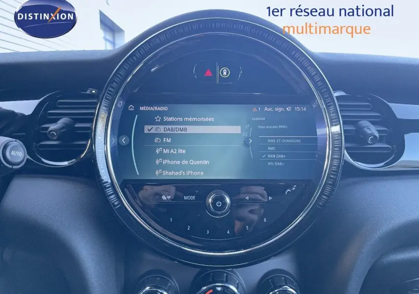 Vue rapprochée du tableau de bord de la MINI Cabriolet F57 2023, écran multimédia circulaire allumé, finition noire.