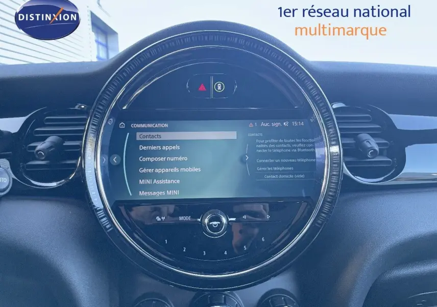 Tableau de bord de MINI Cabriolet F57 2023 avec écran central circulaire affichant le menu communication.