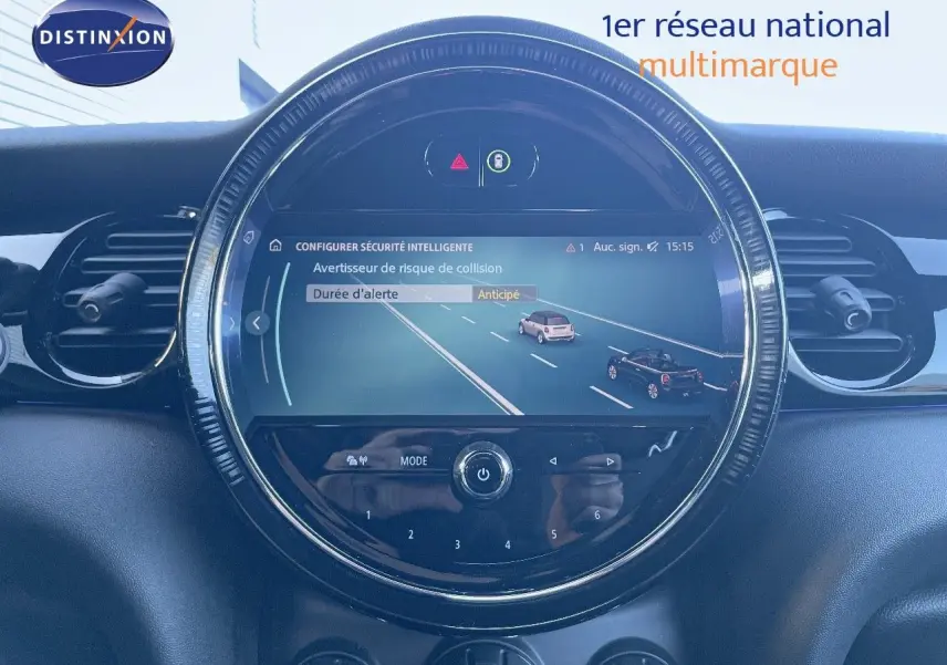 Écran central rond du tableau de bord de la MINI Cabriolet noire, affichant l'alerte de risque de collision.