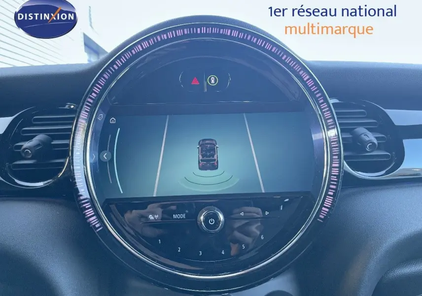 Affichage central circulaire du tableau de bord de la MINI Cabriolet noire 2023, montrant l'aide au stationnement active.