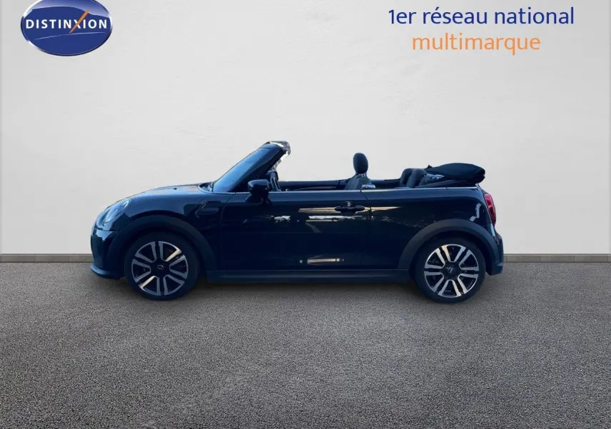 Profil côté gauche d'une MINI Cabriolet F57 noire Midnight Metal avec capote ouverte, vue extérieure sur fond clair.