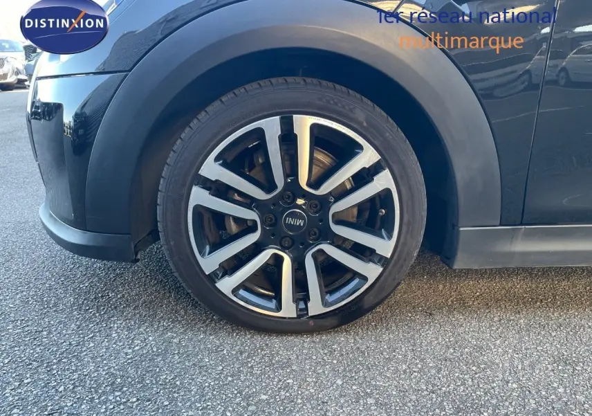 Gros plan sur la roue avant gauche noire Midnight Metal d'une MINI Cabriolet F57 2023 avec jante bi-ton distinctive.