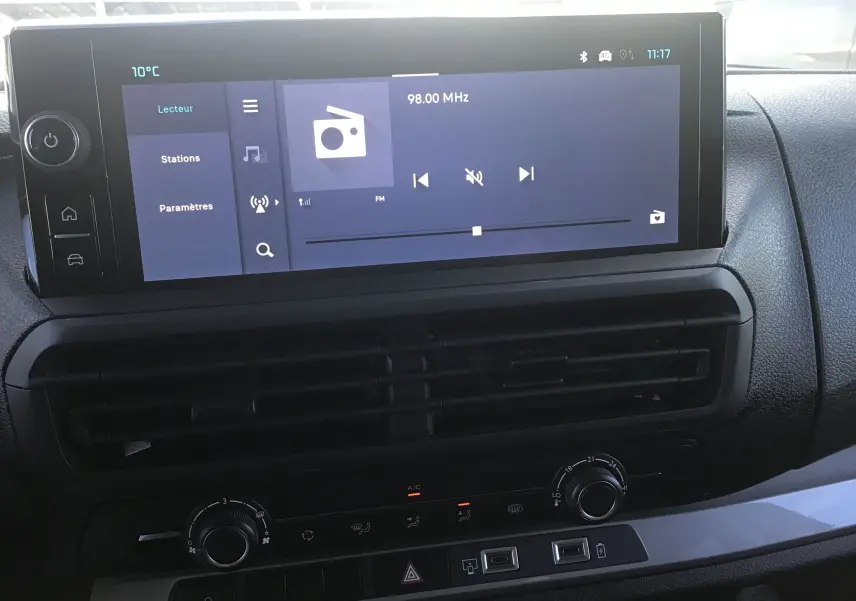 Écran tactile central et commandes de climatisation du Citroën Jumpy Cabine Approfondie gris titane, vue intérieure frontale.