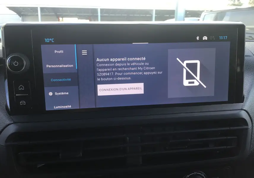 Écran tactile central du Citroën Jumpy gris titane affichant le menu connectivité sans appareil connecté.